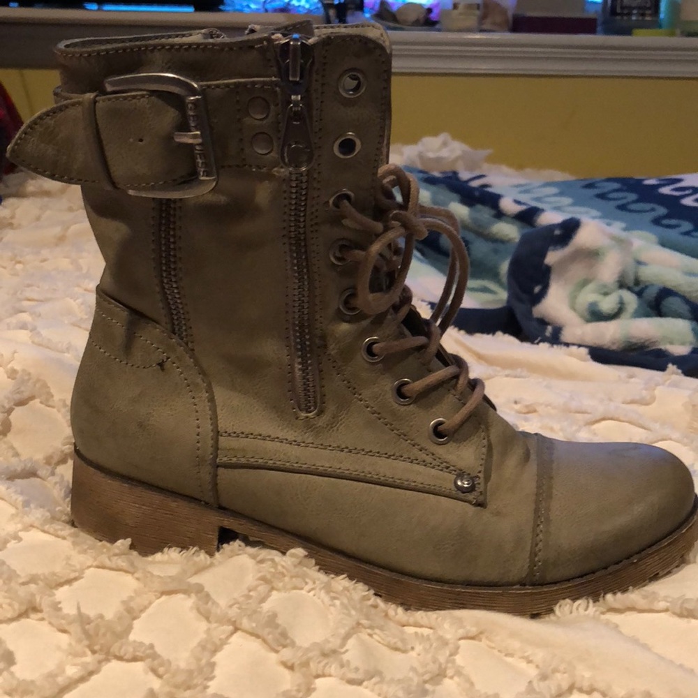Guess boots